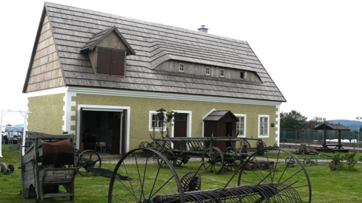 Krušnohorské muzeum a zvonice na Lesné
