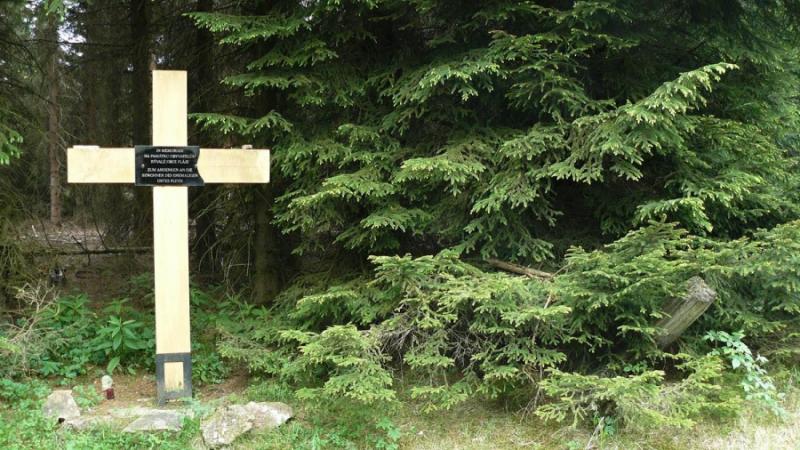 Křížek věnovaný bývalím obyvatelům obce Fláje | Krušnohorci
