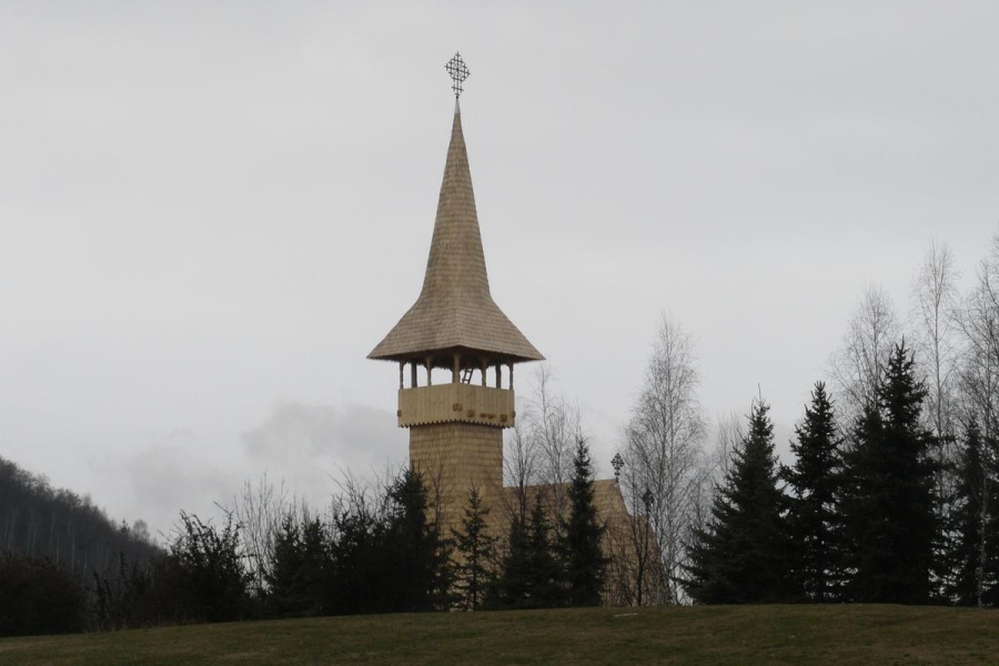 Pravoslavný kostel opodál, celý ze dřeva | Krušnohorci