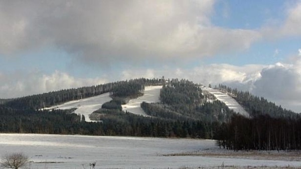 Neue Piste und abends Skifahren an Plešivec (Plessberg)